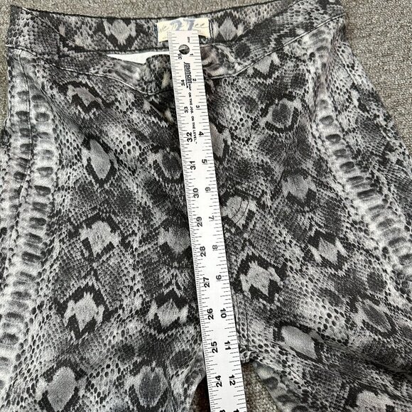 Free People We The Free Just Float On Snake Print Ultra Flare Denim Jean Size 27 - Picture 7 of 7